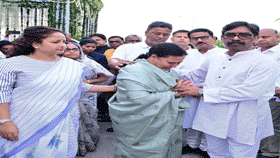 मंत्री दीपिका पांडेय की बेटी के ब्रह्मभोज में पहुंचे CM हेमंत सोरेन, युविका को दी श्रद्धांजलि