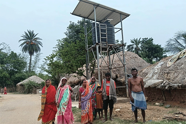 बहरागोड़ा: दो साल से खराब है सोलर जलमीनार, दूर-दराज से पानी ला रहे ग्रामीण