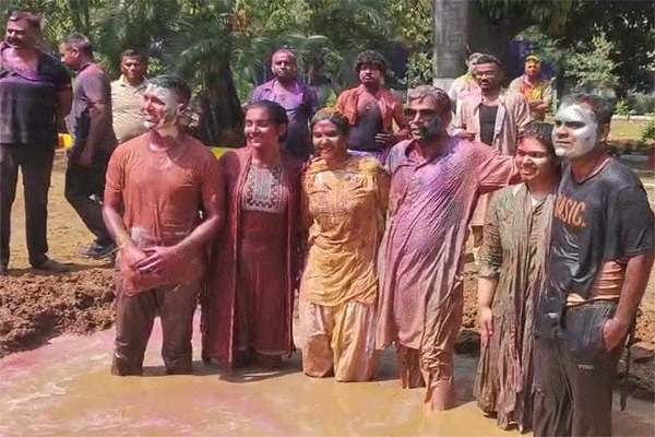 धनबाद: डीसी-एसएसपी आवास पर अफसरों  ने मनाई रंगों भरी होली