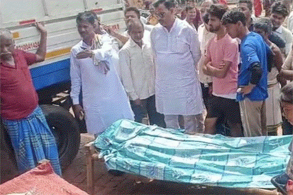 Giridih News : पिकअप वैन  ने तीन लोगों को कुचला,दो की मौत, एक गंभीर