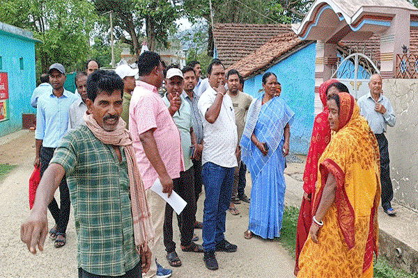 Chakradharpur News : ग्रामीणों के इच्छा के अनुरूप ही सड़क का हो निर्माण: जोबा माझी