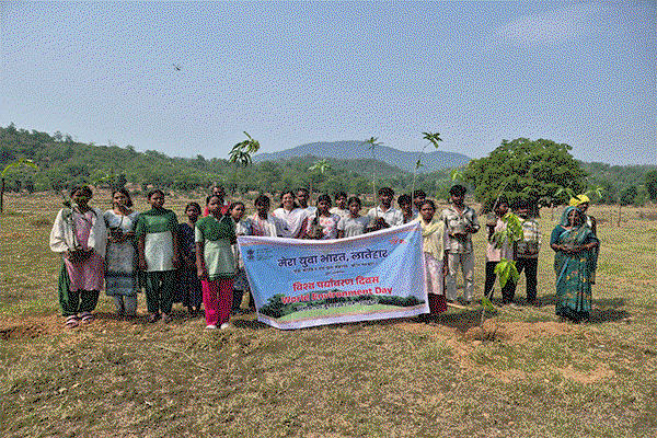 Latehar News : विश्व पर्यावरण दिवस पर मेरा युवा भारत ने किया पौधारोपण
