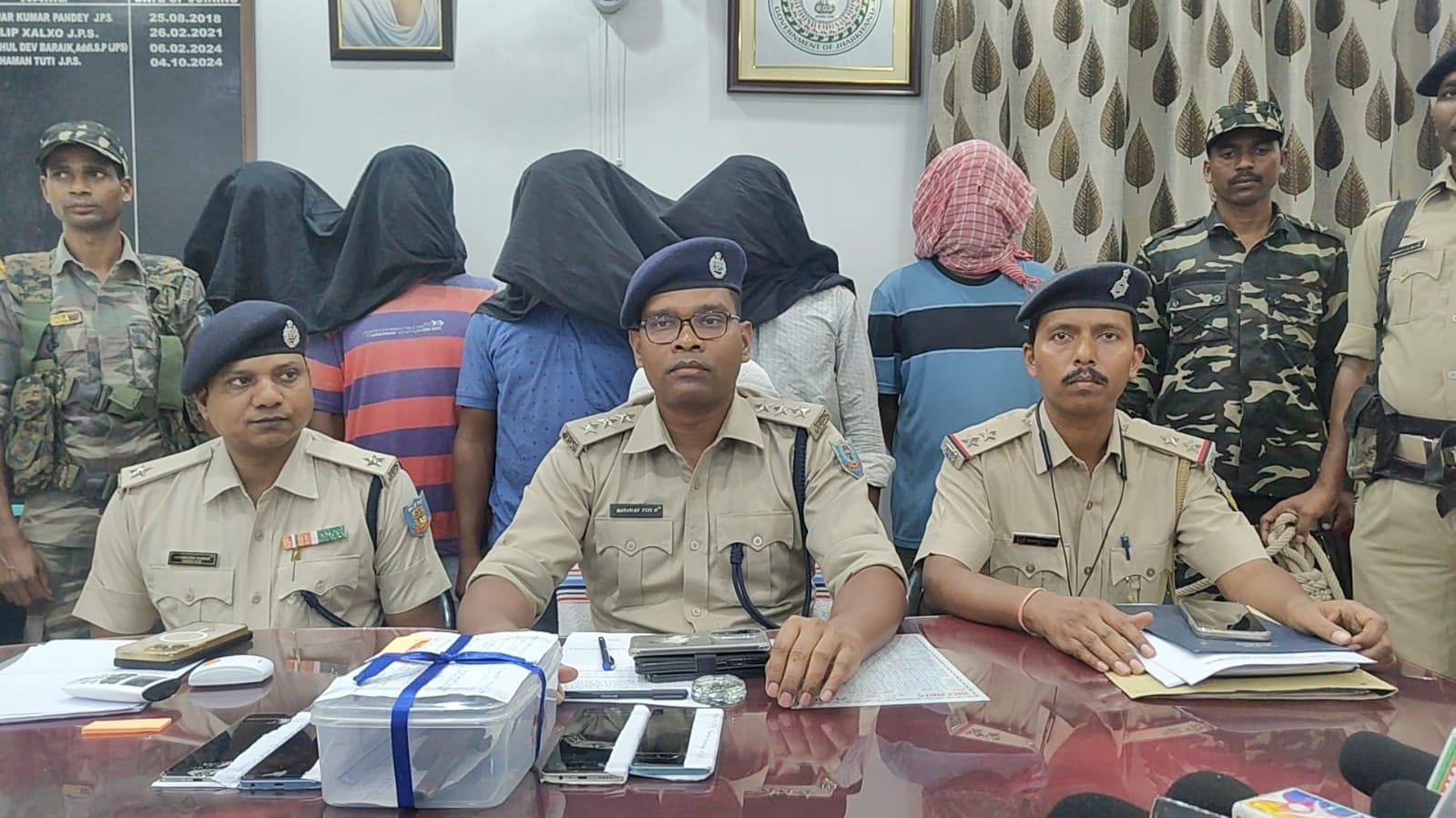 Chakradharpur : जमीन विवाद में की गई थी पूर्व उपमुखिया की हत्या, 3 अरेस्ट, हथियार बरामद