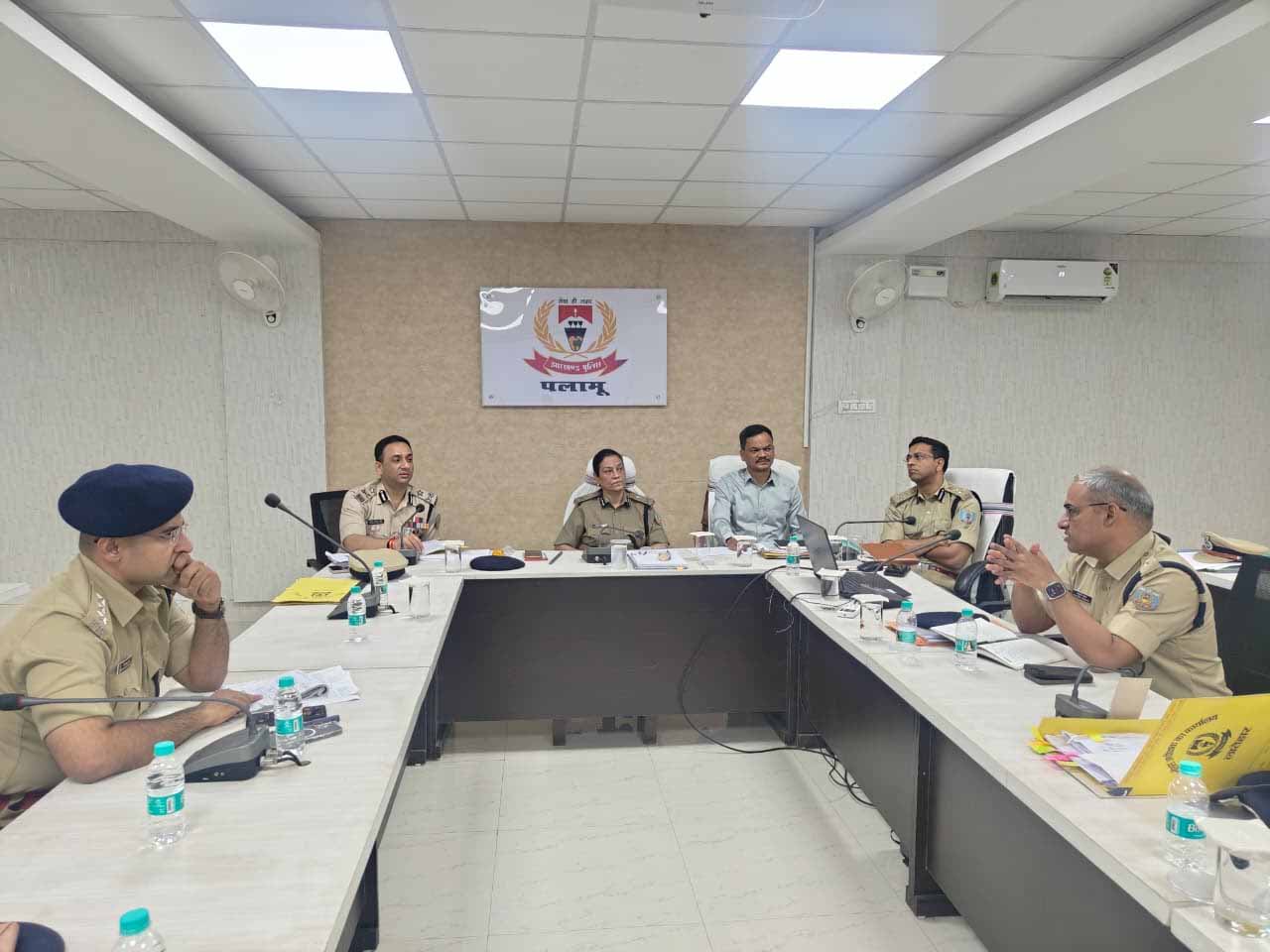 Palamu : DGP की मैराथन समीक्षा बैठक, मुहर्रम से लेकर साइबर अपराध तक पर दिए सख्त निर्देश