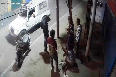 रांची में युवक से मारपीट का वीडियो वायरल, मदद मांगने पर भी नहीं रुकी पुलिस की गाड़ी