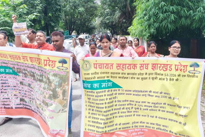 Ranchi : पंचायत सहायकों ने आठ सूत्री मांगों को लेकर लोकभवन के सामने किया प्रदर्शन