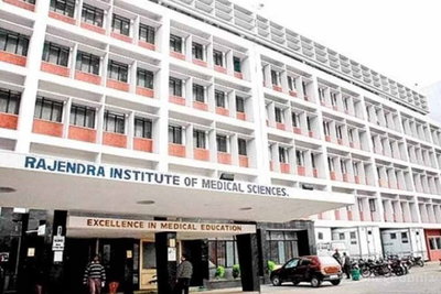 रिम्स में दवाओं का संकट, इमरजेंसी और वार्डों के मरीजों को बाहर से खरीदनी पड़ रहीं जरूरी दवाएं