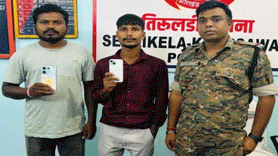 Seraikela News:  पुलिस ने गुम हुए दो मोबाइल फोन उनके मालिकों को सौंपा