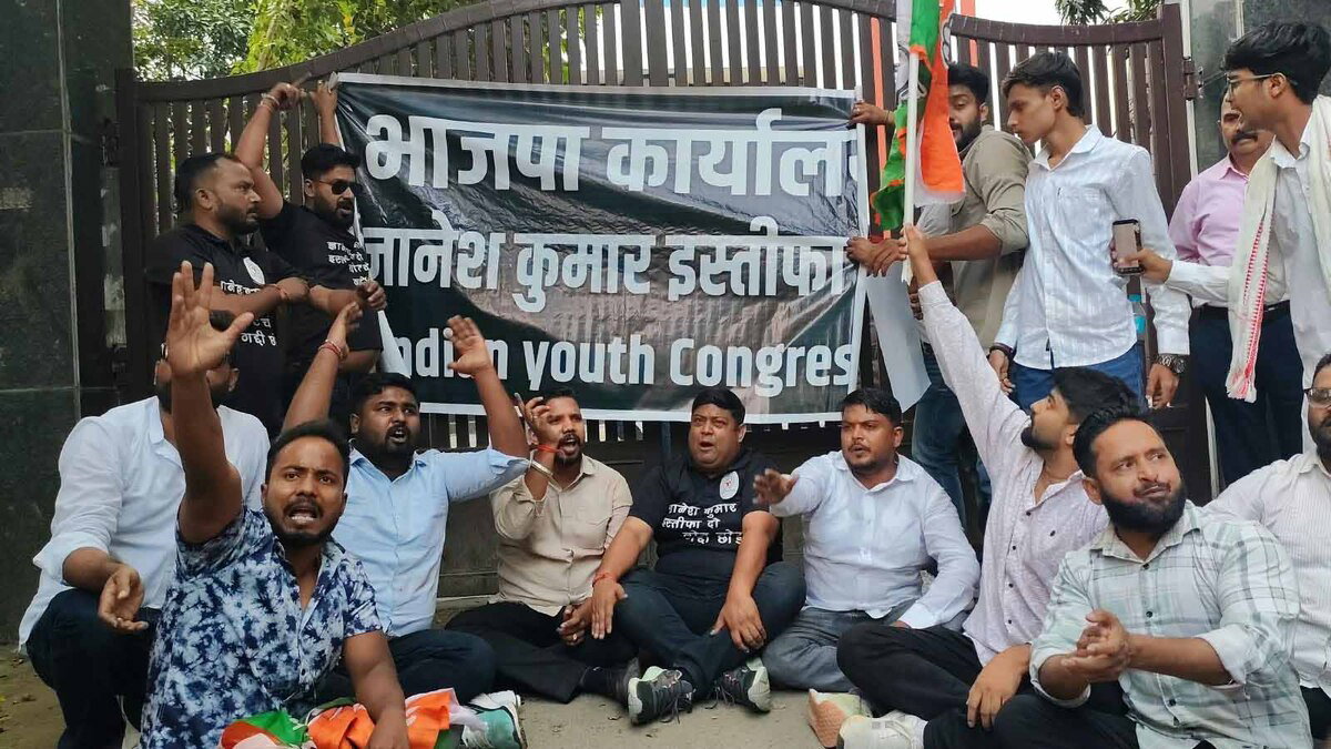 Ranchi News : चुनाव आयोग कार्यालय घेराव करने पहुंचे यूथ कांग्रेस कार्यकर्ता, बैरिकेडिंग तोड़ने की कोशिश