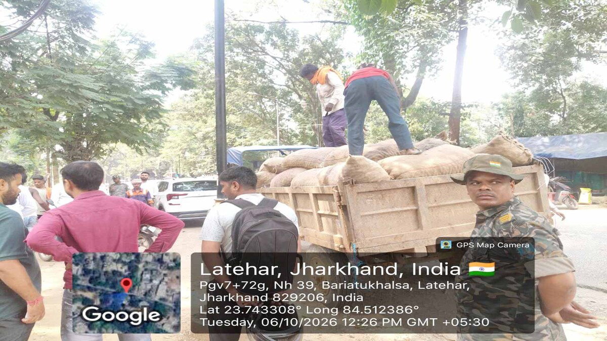 Latehar News : अतिक्रमण कर सब्जी की बिक्री कर रहे व्यवसायी का ट्रैक्टर व आलू जब्त