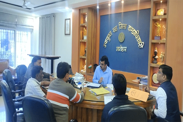 लातेहार : डीसी ने विद्युत विभाग की योजनाओं की समीक्षा की, दिए कई निर्देश