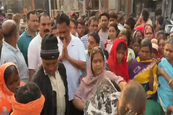 गिरिडीह : डीजे विवाद में युवक की हत्या के विरोध में सड़क जाम, मंत्री सुदिव्य ने परिजनों से की मुलाकात