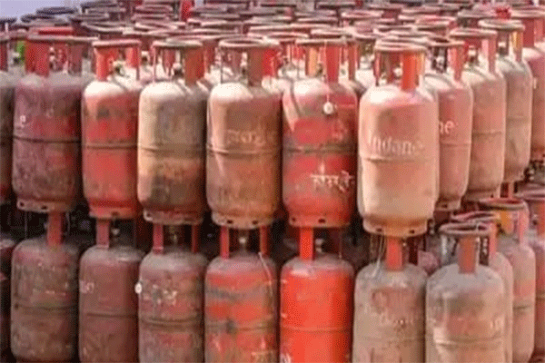 चतरा : गैस एजेंसियों की मनमानी से लोग परेशान, बोले – ले रहे मनमाना दाम