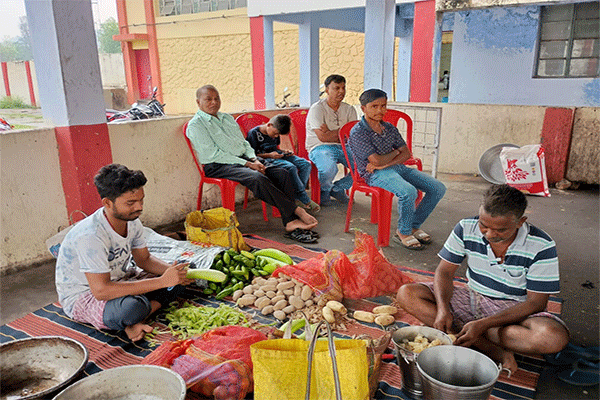 जादूगोड़ा : गैस संकट का असर, पार्टियों में लकड़ी के चूल्हे का सहारा