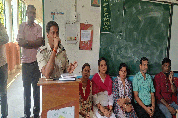 बहरागोड़ा पुलिस की पाठशाला: थाना प्रभारी ने विद्यार्थियों को सिखाए कानून व सुरक्षा के पाठ