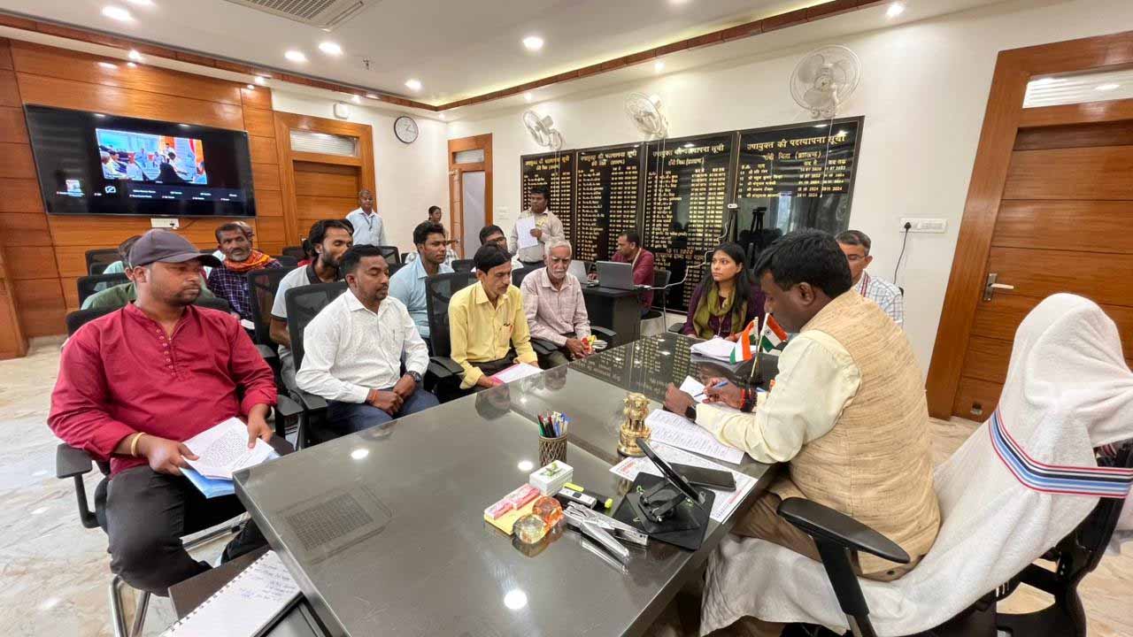 रांची : जनता दरबार में डीसी का सख्त रुख, लापरवाह अधिकारियों को लगाई फटकार