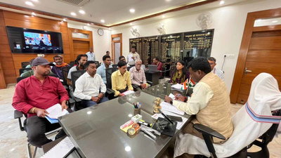 रांची : जनता दरबार में डीसी का सख्त रुख, लापरवाह अधिकारियों को लगाई फटकार