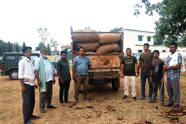 Latehar News: वन विभाग की टीम ने अवैध 16 बोरा बीड़ी पत्ता बरामद किया