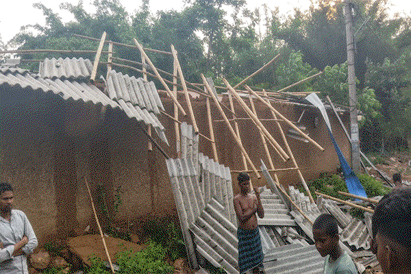 Jadugoda News : आंधी-बारिश ने मचाई तबाही, दो घरों के उड़े एस्बेस्टस
