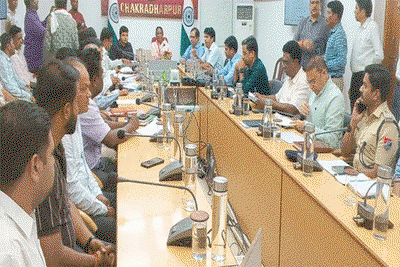 Chakradharpur News : DRM सभागार में रेल ओवर ब्रिज निर्माण को लेकर बैठक