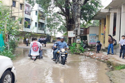 Ranchi : वार्ड 1 की जर्जर सड़क, घुटनों तक जलजमाव के बीच स्कूल जाने को मजबूर बच्चे
