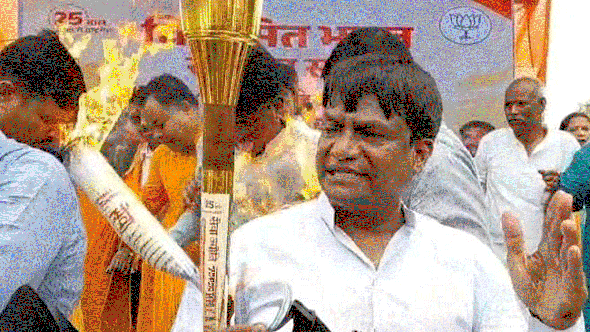 Dhanbad News : मशाल की चिंगारी से विधायक की शर्ट में लगी आग, बाल-बाल बचे शत्रुघ्न महतो