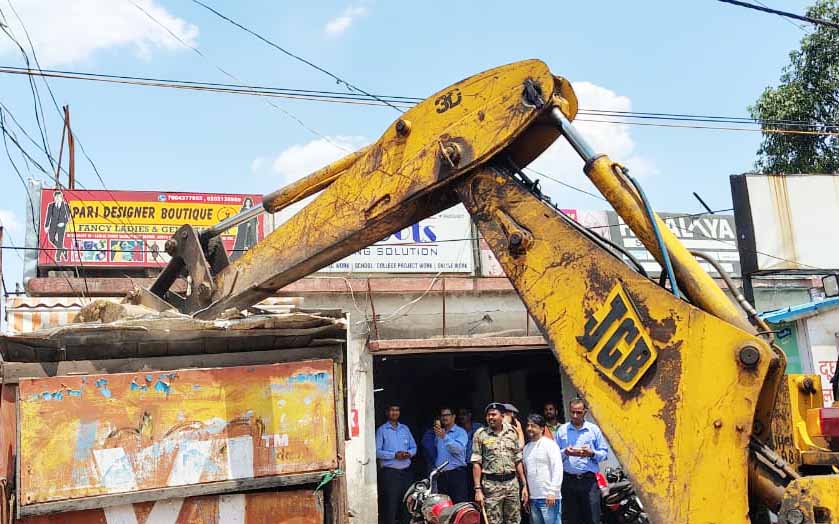 अतिक्रमण के खिलाफ निगम की कार्रवाई जारी, बहुबाजार से कर्बला चौक तक हटाए गए अवैध कब्जे