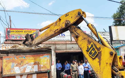 अतिक्रमण के खिलाफ निगम की कार्रवाई जारी, बहुबाजार से कर्बला चौक तक हटाए गए अवैध कब्जे