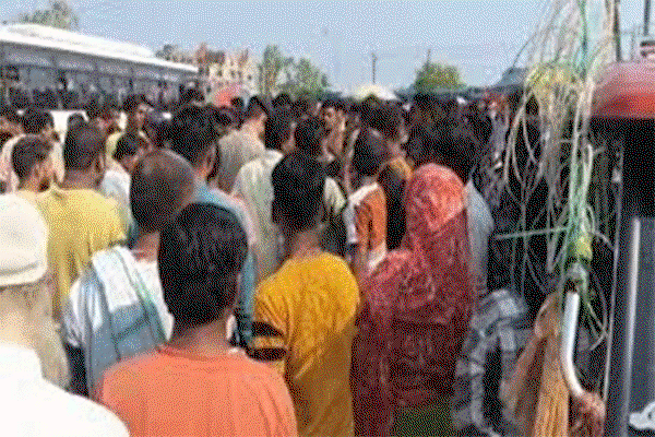 Bihar News : पानी भरे गड्ढे में गिरी बाइक, दो युवकों की मौत, तीसरा बाल-बाल बचा