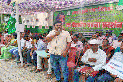 Chaibasa News : बढ़ती मंहगाई के खिलाफ चाईबासा में झामुमो का धरना-प्रदर्शन