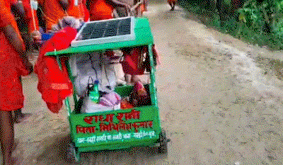 Deoghar News :  बाबा बैद्यनाथ धाम में अनोखी आस्था, दो माह की बेटी को डोली में लेकर दंडवत यात्रा कर रहे पिता