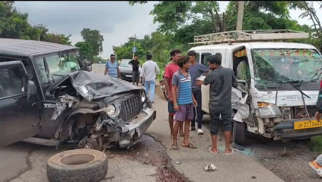 Saraikela News : थार-टाटा सूमो की जोरदार टक्कर, एक बच्चा घायल