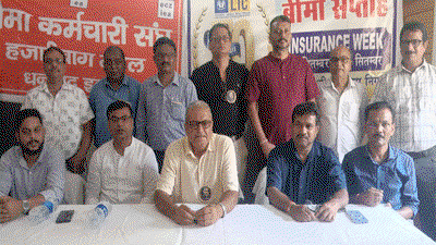 Dhanbad News : 70 वर्षों में मजबूत हुआ LIC का भरोसा, 71वें साल में नई उम्मीदें