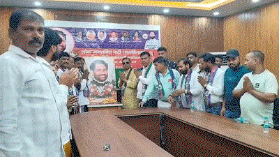 Dhanbad News : रामविलास पासवान की 6वीं पुण्यतिथि पर कार्यकर्ताओं ने दी श्रद्धांजलि