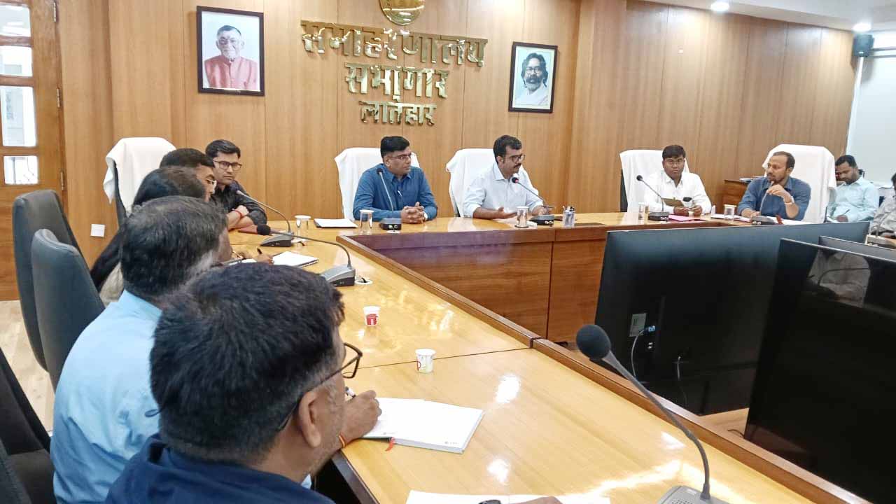 री-एडमिशन के नाम पर अतिरिक्त शुल्क वसूली की शिकायत पर होगी कार्रवाई: लातेहार DC