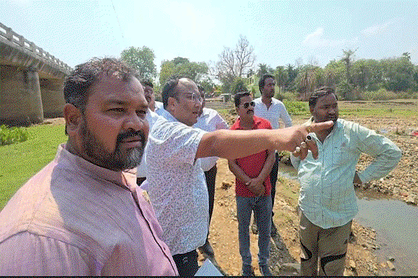 चक्रधरपुर : कार्यपालक अभियंता ने लिया निर्माणाधीन पुलों का जायजा,  जल्द कार्य निपटाने के निर्देश