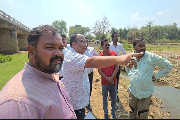 चक्रधरपुर : कार्यपालक अभियंता ने लिया निर्माणाधीन पुलों का जायजा,  जल्द कार्य निपटाने के निर्देश