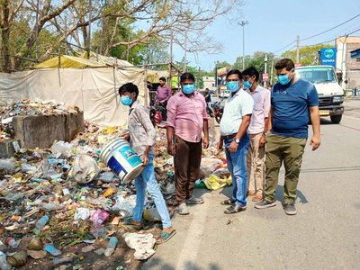 यूसिल में टेंडर प्रक्रिया में लेट-लतीफी से जादूगोड़ा मुख्य सड़क किनारे लगा कचरे का अंबार