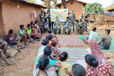 Saraikela News : कुचाई में ग्रामीणों के बीच पहुंचे SSB कमांडेंट, पानी-सड़क समेत कई समस्याएं सुनीं