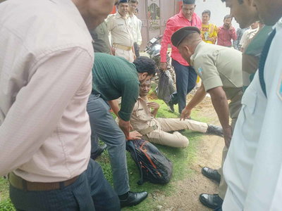 Ranchi News : पुलिस मुख्यालय के सामने पेड़ से टकराई नशे में धुत जवान की बाइक, बाल-बाल बची जान