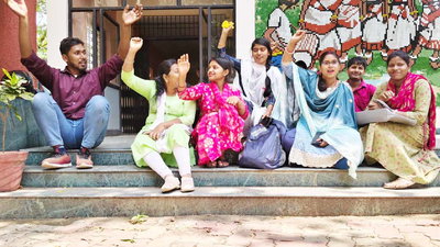 Education News : शोध निर्देशक की मांग को लेकर TRL छात्रों ने दिया धरना