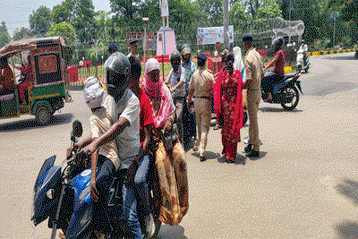 Bokaro News :पत्थरकट्टा चौक पर ट्रैफिक जागरूकता अभियान, हेलमेट पहनने वालों को गुलाब देकर किया सम्मानित