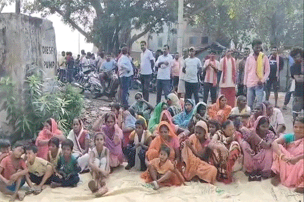 Dhanbad News : कापासारा में 8 दिनों से बिजली गुल, ग्रामीण पेट्रोल-डीजल पंप बंद करा धरने पर बैठे