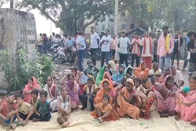 Dhanbad News :  कापासारा में 8 दिनों से बिजली गुल, ग्रामीण पेट्रोल-डीजल पंप बंद करा धरने पर बैठे