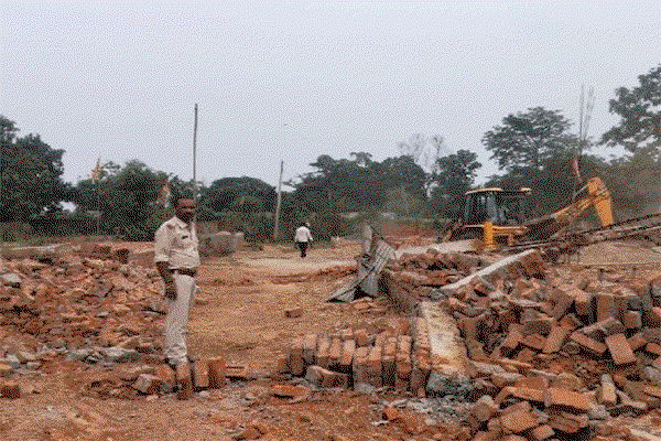 Chandil News : सरकारी वन भूमि पर बनी अवैध चारदीवारी JCB से  किया गया ध्वस्त