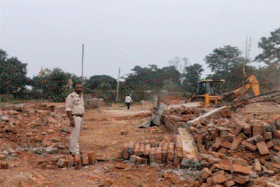 Chandil News : सरकारी वन भूमि पर बनी अवैध चारदीवारी JCB से  किया गया ध्वस्त