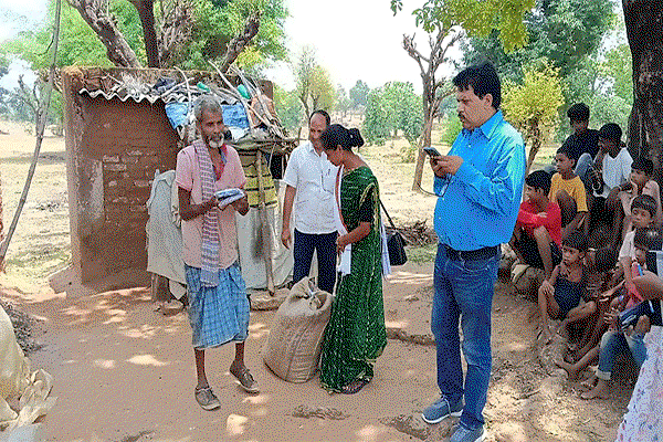 Latehar News :सरकारी योजनाओं से वंचित बुजुर्ग तक पहुंची प्रशासन की टीम
