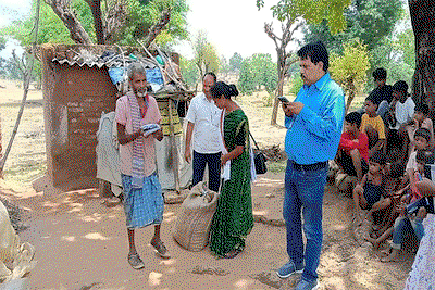 Latehar News  :सरकारी योजनाओं से वंचित बुजुर्ग तक पहुंची प्रशासन की टीम
