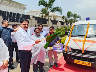 Ranchi : GRDA ने डोरंडा PHC को सौंपी आधुनिक एंबुलेंस, मंत्री सुदिव्य ने हरी झंडी दिखाकर किया रवाना