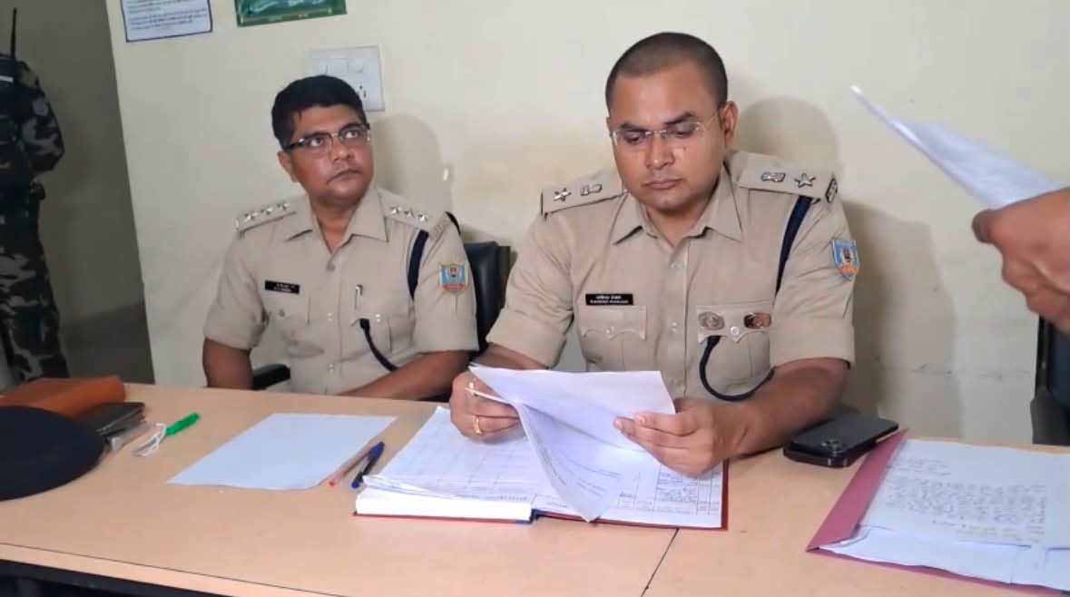 Ranchi : जन शिकायत समाधान कार्यक्रम में SSP ने सुनीं लोगों की समस्याएं, निष्पादन के निर्देश